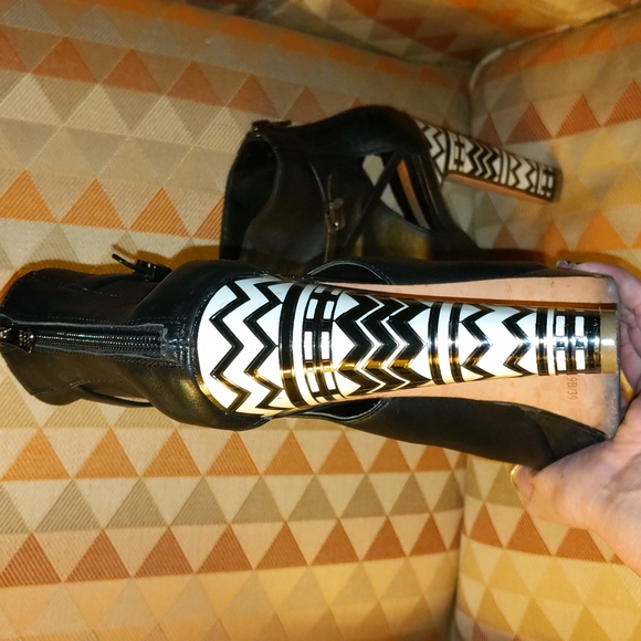 BCBGMAXAZRIA VERY UNIQUE! Leather Booties. Size 9 - Picture 5 of 7